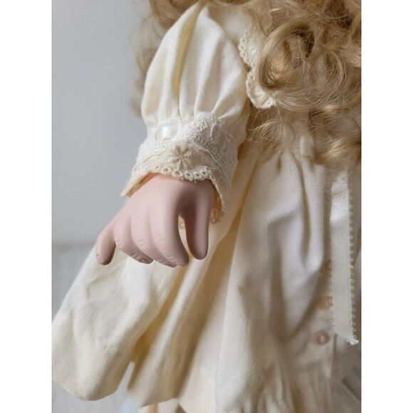 Beautiful Buttercup Little dreamer porcelain doll Georgetown collection - Picture 6 of 14